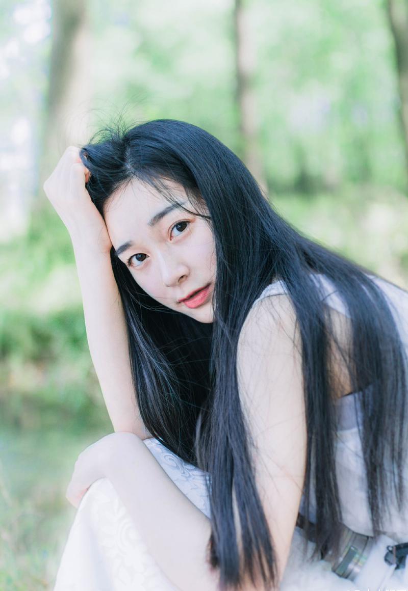 “你知道的太多了。”孟达换换将宝剑从对方的胸口抽出来，带起一蓬鲜血，用管家的衣服将宝剑上的血迹擦掉，现在可是关键时刻，怎能让这么一个小人物跑出来坏事？